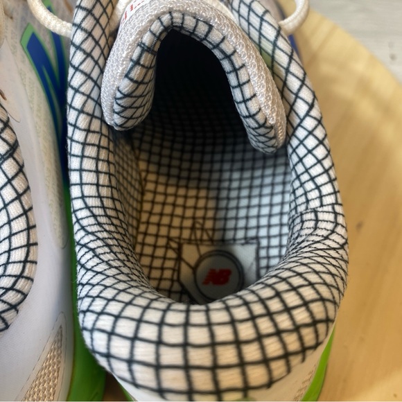 Men’s 9.5 New Balance STVELO14 White Blue Green Turf Training Shoes - Picture 9 of 11